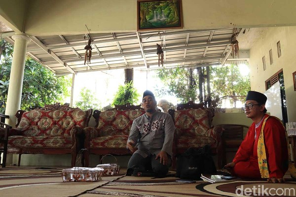 Ustaz Ali sekaligus Tamir Al Jauhar Yasfi. Baginya yang besar dan lahir di sana, perbedaan adalah hal biasa baginya (Randy/detikTravel) Ustaz Ali sekaligus Tamir Al Jauhar Yasfi. Baginya yang besar dan lahir di sana, perbedaan adalah hal biasa baginya (Randy/detikTravel)