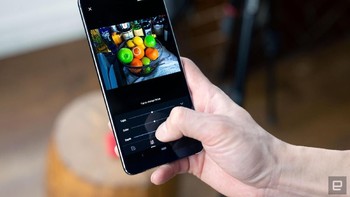 Selain Adobe Lightroom, Nokia menggandeng Google untuk menghadirkan pengaturan bokeh di aplikasi. Foto: Chris Velazco/Engadget