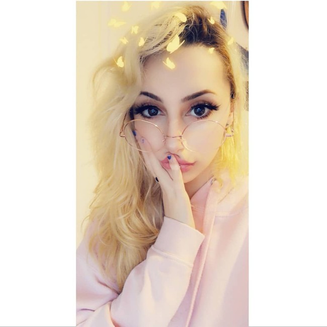 Menurut Angel, Chookie menyukai atensi ketika dibawa ke berbagai tempat dan menarik perhatian orang. Chookie benar-benar ayam yang unik. Aku hanya sangat beruntung bisa menemukannya. Dia adalah binatang paling menggemaskan dan spesial, ayam sangat imut dan unik dan benar-benar punya kepribadian kecil mereka sendiri, ungkap Angle. Foto: Instagram @angel.muiri