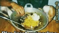 Kalau makannya banyak, dijamin kuat menerima janji-janji palsu para penebar PHP. Jangan tanggung, makan sekaligus dari wajannya supaya kenyang. Foto: Istimewa