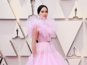 Ultrafeminine, Cantiknya Para Aktris yang Tampil Heboh dengan Gaun Pink