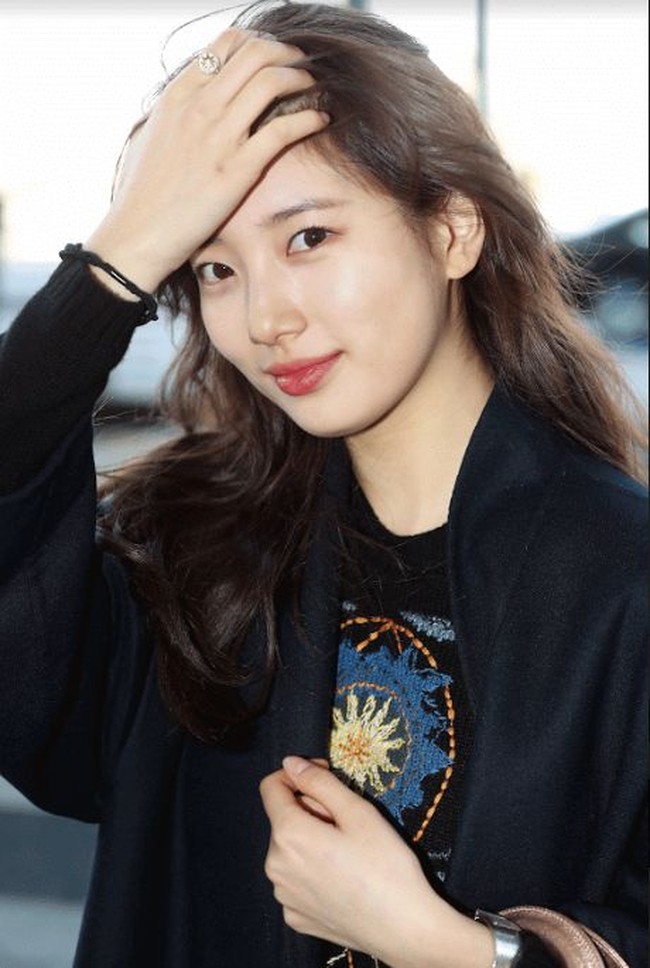 Ia hanya memoles bibirnya dengan lip tint warna merah natural. Foto: dok. Dior