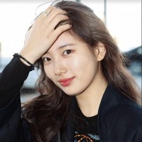 Ia hanya memoles bibirnya dengan lip tint warna merah natural. Foto: dok. Dior