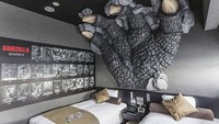Tentunya traveler sudah tak asing dengan sosok monster raksasa Godzilla asal Jepang. Di Tokyo, kamu juga bisa menginap di kamar hotel dengan tema serupa (Getty Images)