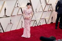 Kala 'Ratu Berbenah' Marie Kondo Tampil Glamor di Oscars 2019