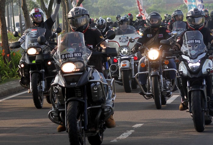 Ketua Umum Ikatan Motor Besar Indonesia (IMBI) Komisaris Jenderal Polisi M Iriawan saat menyerahkan bantuan kepada Pondok Pesantren Nurul Hidayah dan Yayasan Madrasah Ibtidaiyah Al Khairiyah. Bantuan ini merupakan bagian dari inisiatif riding sambil berbagi yang bertajuk 