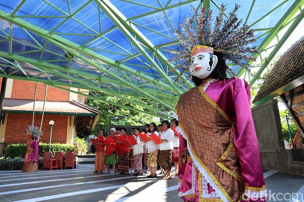 Salah satu akulturasi itu bisa dilihat dari ondel-ondel dan lagu pujian bernuansa Betawi yang dinyanyikan oleh paduan suara setempat (Randy/detikTravel) Salah satu akulturasi itu bisa dilihat dari ondel-ondel dan lagu pujian bernuansa Betawi yang dinyanyikan oleh paduan suara setempat (Randy/detikTravel)
