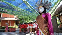 Salah satu akulturasi itu bisa dilihat dari ondel-ondel dan lagu pujian bernuansa Betawi yang dinyanyikan oleh paduan suara setempat (Randy/detikTravel)