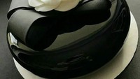 Duh cake yang ini bikin siapapun yang melihat pasti ingin mencicipnya. Lapisan permukaan cake diguyur dengan glasur warna hitam yang mengilap. Foto: Istimewa
