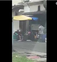 Duh, Pekerja Ini Sengaja Banting Ikan Hidup ke Jalanan Sebelum Dimasak
