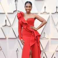 Jennifer Hudson Jebolan American Idol yang juga pemenang Oscar tersebut dulu bekerja di Burger King. Ia juga sempat mengunjungi tempat bekerjanya lagi dalam acara segmen Carpool Karaoke bersama James Corden. Foto: Frazer Harrison/Getty Images