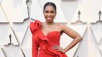 Jennifer Hudson kembali tampil di ajang tersebut dengan dress merah seksi. Frazer Harrison/Getty Images