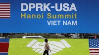 Sebuah banner bertuliskan pertemuan dua negara Korea Utara dan Amerika Serikat juga turut dipasang di International Media Center di Hanoi, Vietnam, jelang pertemuan penting tersebut. Vincent Yu/AP Photo.
