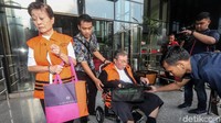 Sang istri yang merupakan Direktur Keuangan PT WKE Lily Sundarsih juga menjadi tersangka dalam kasus ini. Ia meninggalkan Gedung KPK, Jakarta, Senin (25/2/2019) usai menjalani pemeriksaan.