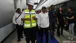 Lambaian Tangan Menaker Saat Jajal MRT