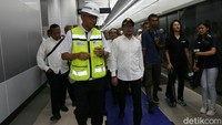Hanif meninjau peralatan keselamatan serta mencoba pengoperasian.