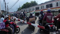 Seperti yang terlihat di perlintasa kereta api Volvo, Pasar Minggu, Jakarta Selatan, Senin (25/2/2019).