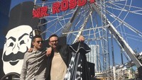 Rami berfoto di bianglala Mr Robot Ferris Wheel di Austin, Texas (@ItsRamiMalek/Twitter)