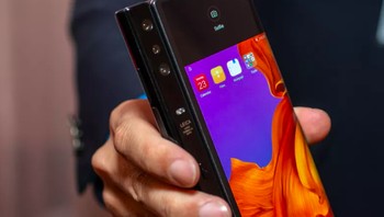 Tiga kamera belakang Mate X. Handset ini mengusung prosesor Kirin 980, RAM 8 GB dan memori internal 512 GB. Foto: Cnet