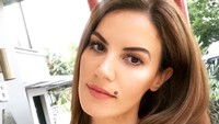 Namanya wanita bertahi lalat ini adalah Tulin Sahin. Dia merupakan top model dan artis asal Turki (tulinsahinofficial/Instagram)