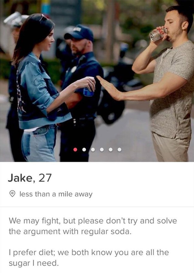 Aku memakai Tinder dengan serius tapi belum pernah bertemu orang yang mau serius berkencan denganku, ujar Jake kepada Bored Panda. Foto: Dok. Niftyshadesofjake