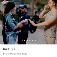 Aku memakai Tinder dengan serius tapi belum pernah bertemu orang yang mau serius berkencan denganku, ujar Jake kepada Bored Panda. Foto: Dok. Niftyshadesofjake