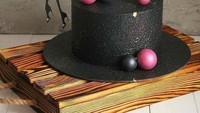 Selain eksotis, paduan warna hitam dan pink bisa menghadirkan cake yang seksi. Apalagi ditambah hiasan figur bergambar wanita. Foto: Istimewa