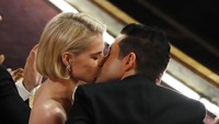 Rami Malek akhirnya mendapatkan piala Oscar pertamanya di kategori Best Actor. Ia pun mendapatkan ciuman mesra dari kekasih yang juga lawan mainnya di film.  Foto: REUTERS/Mike Blake