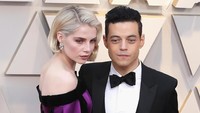 Rami Malek datang bersama sang kekasih, Lucy Boynton di ajang Oscar 2019 di California, Amerika Serikat ada Minggu (24/2). Neilson Barnard/Getty Images