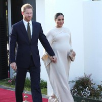 Kaftan Meghan tampil glamor dengan siluet menyerupai cape di bagian atas. Sementara pada garis lengan dihiasi beads kristal pada garis jahitannya. Foto: Getty Images