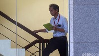 Kasus ini berawal dari operasi tangkap tangan (OTT) KPK pada 2018. Dari kasus itu, KPK kemudian menetapkan 8 tersangka. Dalam proses penyidikan, KPK menemukan indikasi ada 20 proyek juga terkait suap. KPK pun telah menerima pengembalian Rp 14,8 miliar, USD 128.500, dan SGD 28.100 diterima dari 37 pejabat pembuat komitmen (PPK).