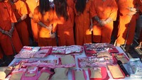 Sebanyak 23 bandar dipajang di Lapangan Puputan Renon pada Minggu (24/2) kemarin. Warga yang lewat pada melihat para bandar tersebut.