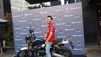 Sensasinya beda, gua kan emang penggemar moto Triumph dari dulu. Ini salah satu motor yang paling ditunggu line up dari Triumph, selain Bobber dan Speedmaster, kata Omesh.Foto: Ridwan Arifin