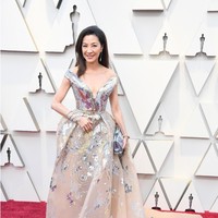 Michelle Yeoh tak kalah glamornya dengan gaun bersiluet ballgown dari Elie Saab. Gaun berbelahan dada rendah itu dihiasi motif abstrak yang meninggalkan kesan kontemporer pada penampilannya. Foto: Getty Images