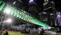 JPO yang dipersolek di Jalan Jenderal Sudirman tak hanya di kawasan Bundaran Senayan. Ada pula JPO Gelora Bung Karno dan JPO Polda Metro Jaya. Tapi sayang hingga kini masih dalam proses pengerjaan dan belum rampung.