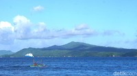 Dari Pantai Tanjung Merah, traveler bisa melihat pemandangan cantik Selat Lembeh. Warna air lautnya biru muda. Lautnya juga tenang, nyaris tidak berombak. (Wahyu/detikTravel)