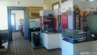 Museum ini menampilkan koleksi benda bersejarah untuk mengoperasikan kereta api sejak zaman Belanda atau sebelum abad ke-20 (Chuk Shatu/detikTravel)
