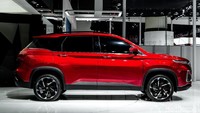 Dari samping Baojun 530 ini mirip dengan Almaz, terlihat desain floating roofnya yang khas. Peleknya juga hampir mirip. Foto: General Motors