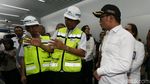 Lambaian Tangan Menaker Saat Jajal MRT