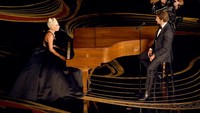 Mereka berduet membawakan lagu Shallow. Kevin Winter/Getty Images