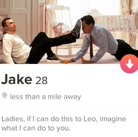 Jake memiliki lebih dari 30 profil di Tinder. Masing-masing dibuat dengan foto kreatif dan juga caption yang bikin tertawa.  Foto: Dok. Niftyshadesofjake
