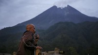 Warga dari komunitas siaga Merapi menggunakan alat radio komunikasi memantau puncak Gunung Merapi dari pos pantau Klangon, Cangkringan, Sleman, DI Yogyakarta, Selasa (19/2/2019). Warga di sekitar lereng Gunung Merapi membentuk Komunitas Siaga Merapi (KSM) dan Organisai Pengurangan Risiko Bencana (OPRB) dengan konsep mitigasi berbasis komunitas yang terlatih untuk meningkatkan kesiagaan dalam menghadapi ancaman bencana erupsi Gunung Merapi. ANTARA FOTO/Hendra Nurdiyansyah
