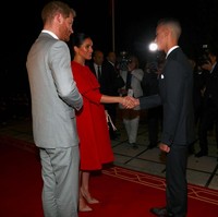 Dari bandara, Pangeran Harry dan Meghan langsung menuju ke Istana Kerajaan Maroko di Rabat untuk bertemu Raja Muhammad VI. Dilaporkan Daily Mail, mereka juga akan tinggal di istana tersebut untuk semalam. Ini suasana saat mereka disambut oleh Putra Mahkota Moulay Hassan di istana. (Foto: Getty Images)