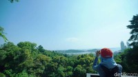 Bagi traveler yang mengandalkan transportasi umum siapkan kondisi fisik yang baik, Bus atau MRT dari kota Singapura hanya sampai stasiun Harbourfront sehingga dilanjutkan dengan berjalan kaki sejauh kurang lebih 1/5 KM menuju Mount Faber (Mardi Rahmat/detikTravel)  