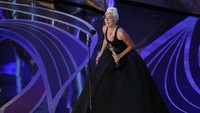 Lady Gaga menangis haru tak percaya dirinya bisa membawa pulang piala Oscar lewat Best Original Song. REUTERS/Mike Blake