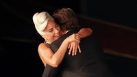 Gaga pun memberikan pelukan kepada Bradley usai keduanya tampil. REUTERS/Mike Blake