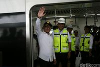 Lambaian Tangan Menaker Saat Jajal MRT