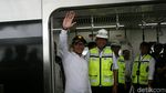 Lambaian Tangan Menaker Saat Jajal MRT