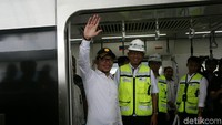 Menteri Ketenagakerjaan (Menaker) Hanif Dhakiri melambaikan tangan saat menjajal MRT.