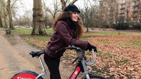 Tulin juga pernah berkunjung ke London. Ini saat dia berada di Hyde Park (tulinsahinofficial/Instagram)